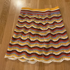  ! Buda ! Kjol från fb sister! Storlek xxs 💋💓 - Säljer denna snygga kjol från fb sister egentligen köpt på newyorker pga ingen användning o glöm nt o buda högsta budet vinner 💋💗