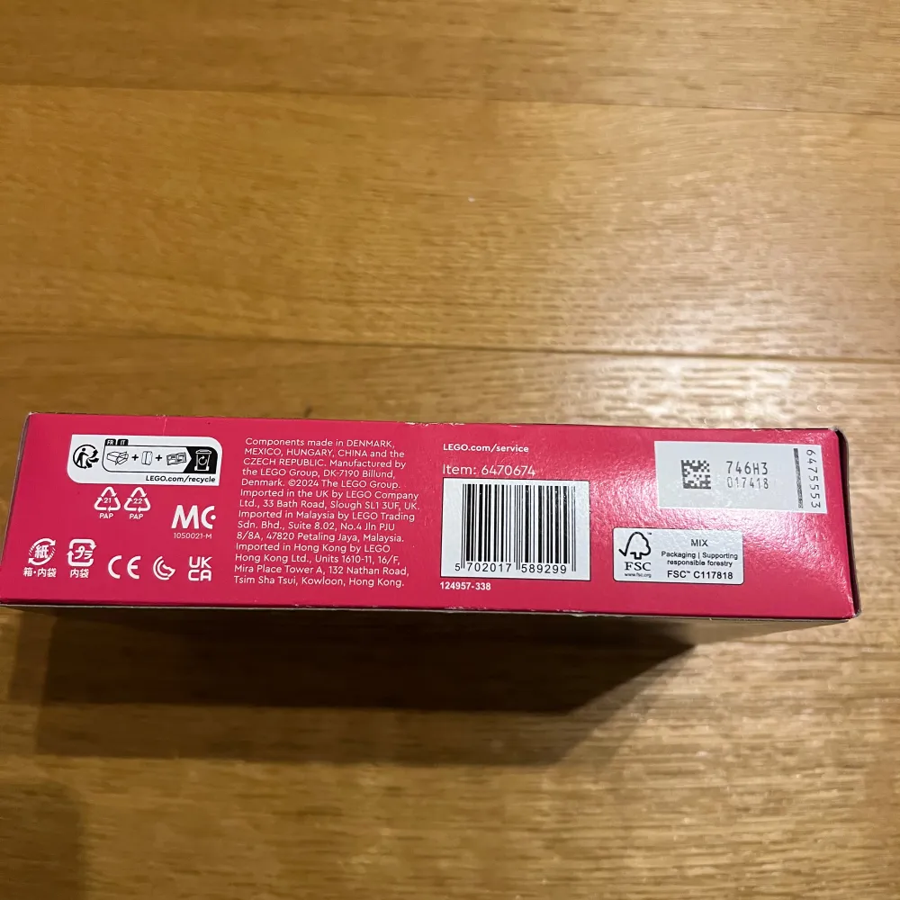 LEGO Friends set för barn från 5 år. Innehåller figurer och djur för att skapa en lantlig scen med en kalv och tillbehör. Perfekt för kreativa lekar och att bygga en bondgårdsmiljö.. Asusteet.
