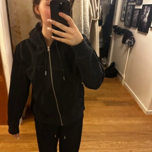 Svart hoodie med dragkedja - Säljer en svart hoodie med dragkedja och huva från HM. 