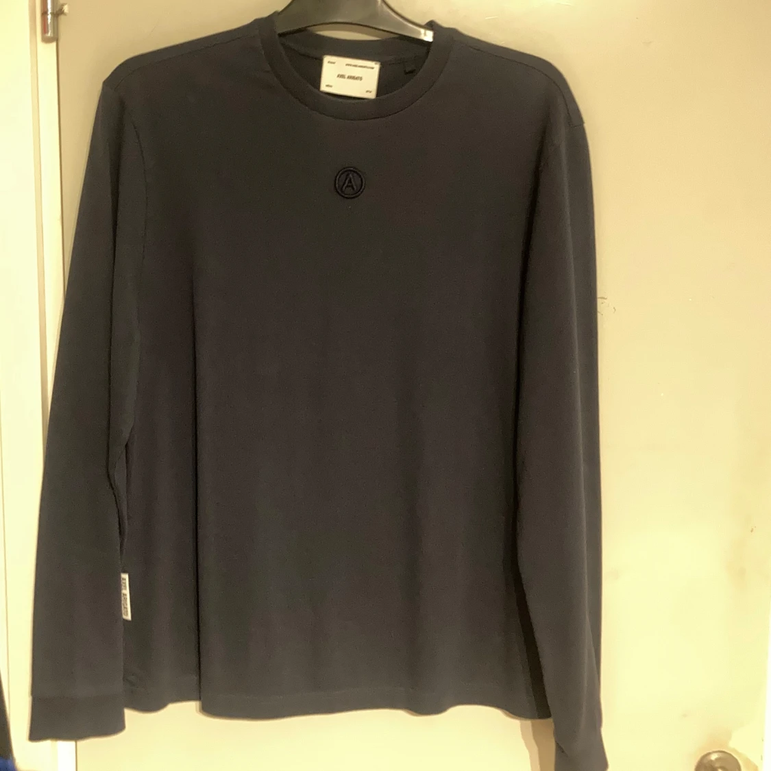 Mörkblå långärmad tröja från Axel Arigato