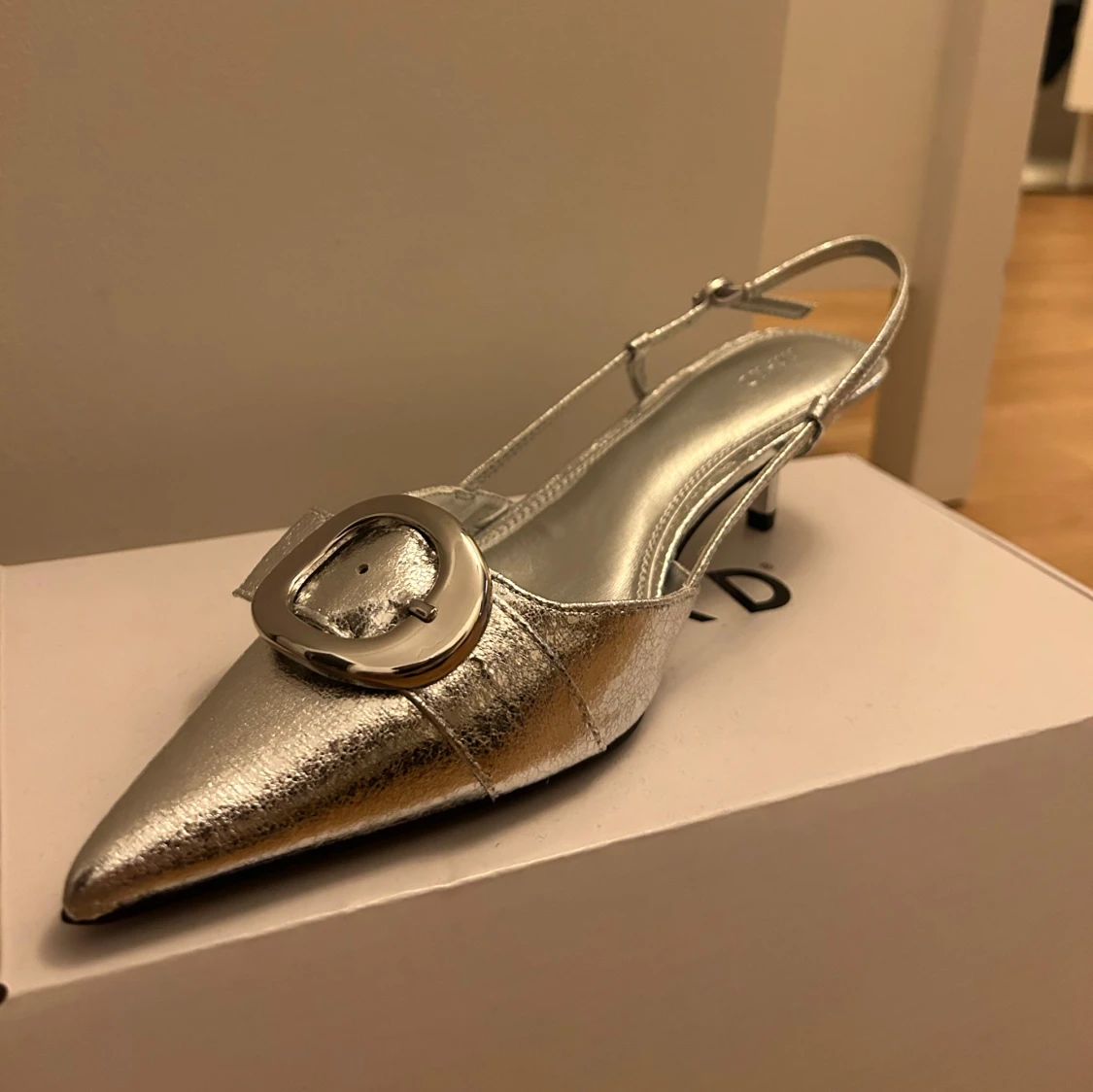 Silvriga pumps med spänne