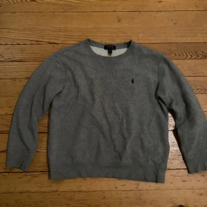 Grå tröja från Ralph Lauren - Säljer en grå Ralph Laurent tröja i stl 14-16. Jätte bra skick!