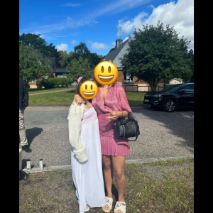 Maje klänning  - Säljer min fina klänning från maje då jag inte tycker att färgen passa mig! Köpte på plick för 2800kr🙌🏻jag har endast använt den vid 1 tillfälle och när jag köpte den på plick va den helt oanvänd och prislappen kvar! Skriv för fler bilder eller om det är några frågor! Inget fast pris