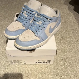 Nike Air Jordan 1 Low - Jordan 1 low använda en sommar väl omhändertagna, liten skavank syns i sista bilden. Priset kan diskuteras vid snabb affär. 
