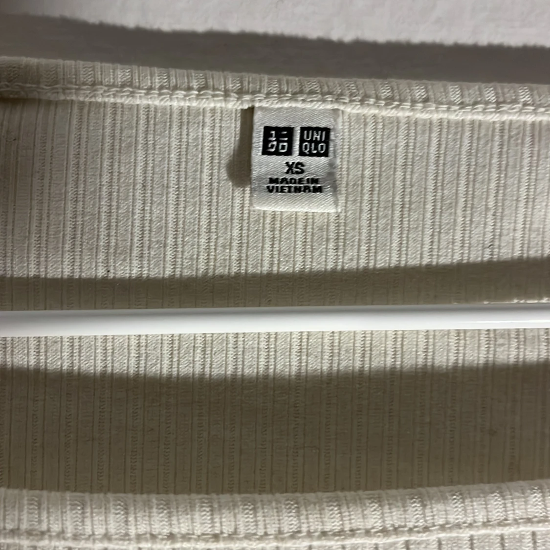 Vit ribbad topp från Uniqlo - 90