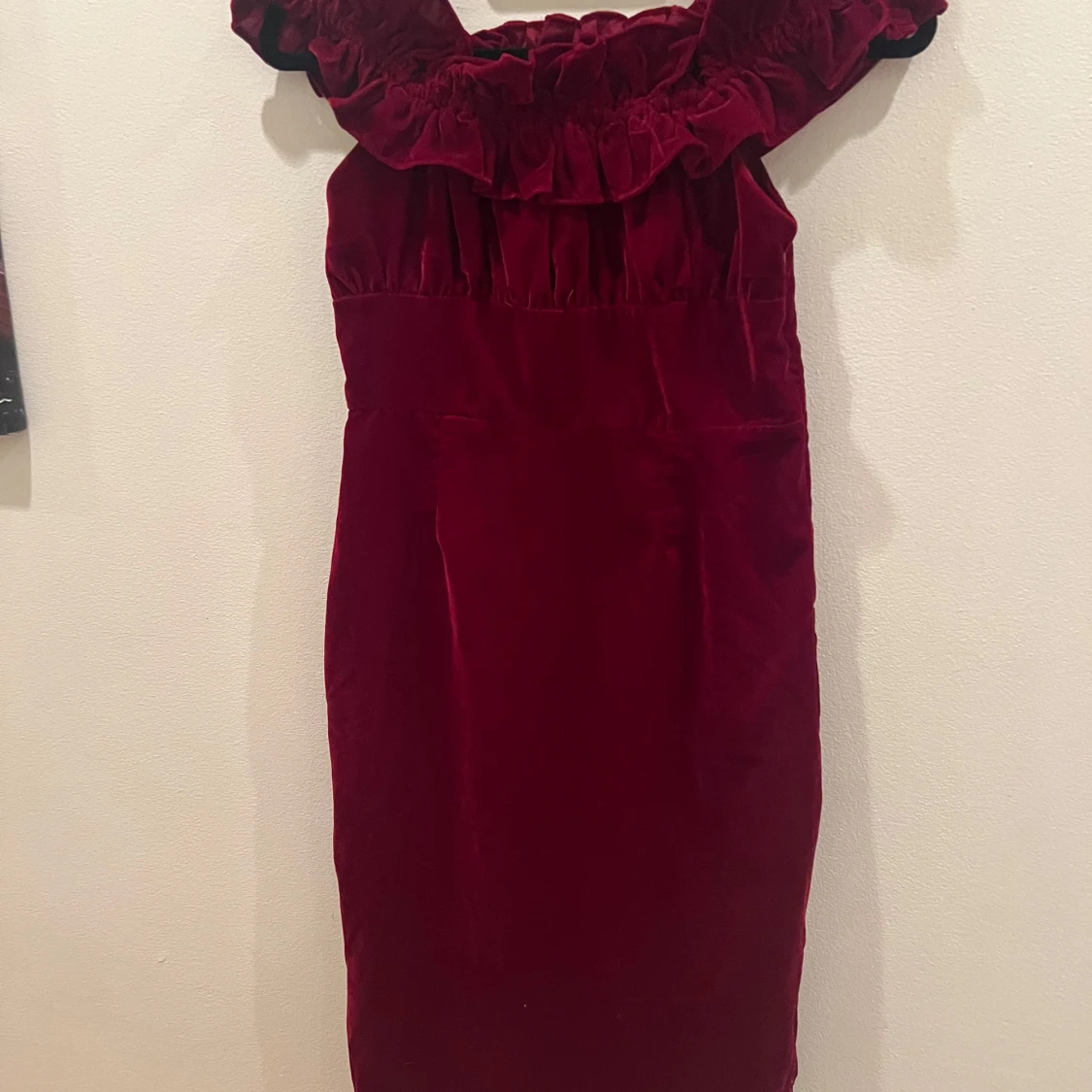 Vinröd sammets klänning från Hope & Ivy - 93