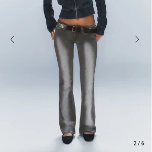 Grå weekday jeans  - säljer mina grå/svarta jeans ifrån weekday som är lågmidjade och bootcut, knappt använt dem och de är slutsålda överallt och är i storlek 26/30💕