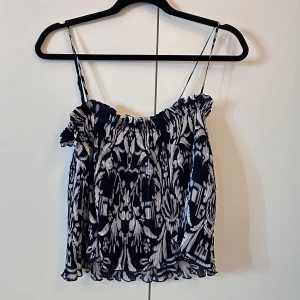 Topp från hm - Mönstrad topp från hm, aldrig använd