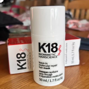 K18 Leave-In Molecular Repair Hair Mask - K18 Biomimetic Hairscience leave-in molecular repair hair mask. Denna produkt är designad för att reparera skadat hår på molekylär nivå och återställa dess styrka och elasticitet. Perfekt för att ge håret en hälsosam och återfuktad känsla. 50 ml. Ny och Plomberad. 