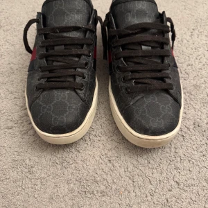 Gucci Ace skor - Säljer nu dessa feta Gucci Ace skor då de inte passar längre. Skorna är i storlek 42 men passar även 43. Kvitto och äkthetsbevis finns. Pris kan även diskuteras vid snabb affär. Tveka inte på att höra av er vid frågor eller funderingar.