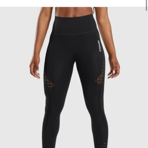 Svarta leggings Gymshark - seamless - Snygga svarta leggings från Gymshark med hög midja och stilrena meshdetaljer på sidorna. Perfekta för träning och ger en tight passform som framhäver figuren. Seamless! 