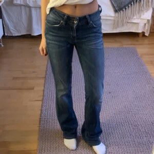 Blå bootcut jeans - Snygga blå bootcut jeans med låg midja. Från Lee
