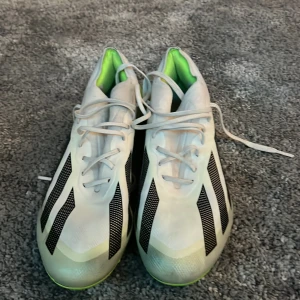 Adidas crazyfast 1.elite grön och vit - Blixtsnabba fotbollskor från adidas. Användes i en säsong med mina andra fotbollskor som ni kan checka ut på min profil. Lätta som en fjäder!!! Är den högsta versionen av crazyfast/ Elite. Är lite stora i storleken