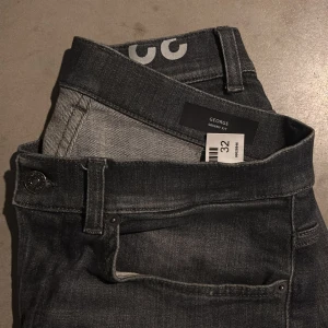 Grå jeans från Dondup - george skinny fit - Tjena säljer ett par snygga jeans från Dondup i grå färg! Perfekta skinny jeans. Skicket på dessa är 9/10 och har används sparsamt ett antal gånger. Skriv gärna om du har några funderingar 🙏