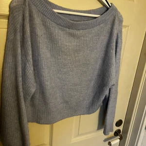 Ljusblå stickad tröja - Mysig ljusblå stickad tröja med ribbad kant vid halsen. 