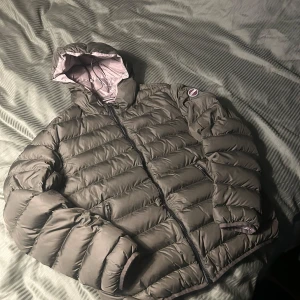 Colmar vinterjacka grön L - En varm colmar jacka med luva. Jackan är i bra skick utan skavanker och synliga skador. Köptes ny och användes under förra vintern och är endast lite skrynklig på bilderna pga att den är nytvättad, vid frågor eller annat är det bara att höra av sig😁 nypris ca 5500kr