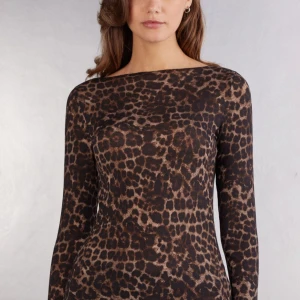 Intimissimi tröja - Jag säljer denna jätte snygga intimissimi tröjan då jag inte använder den längre. Den är i bra skick, dock är det två minimalistiska hål längst ner i tröjan på framsidan, men dom märks inte. Denna tröja är slutsåld överallt och jag köpte den för ca 600kr! 💞