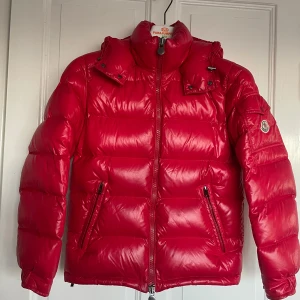 Röd Moncler Maya size 0 (S) - Säljer en mycket fin moncler maya i storlek 0, motsvarar Herr XS eller Dam S-M. Toppen skick Grym färg. Bild på passform går att ordna. Nypris 18000kr Cartoonen har börja släppa något i ena hörnet, händer alltid på dessa.