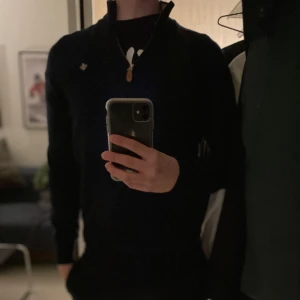 Svart långärmad tröja med dragkedja - Snygg svart långärmad tröja med dragkedja vid halsen. Perfekt för kyligare dagar och enkel att matcha med olika outfits. Nypris, 1800!