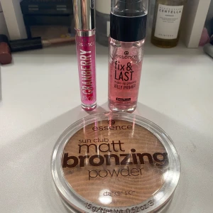 Essence sminkset med bronzer, primer och läppolja - Säljer ett sminkset från Essence som inkluderar en matt bronzing powder, en fix & last jelly primer och en cranberry läppolja. Perfekt för en fräsch och solkysst look.
