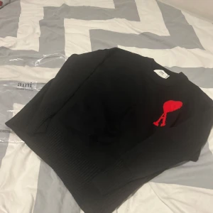 Svart Ami Paris Tröja - Snygg svart tröja från Ami Alexandre Mattiussi med ett rött hjärta och bokstaven 'A' broderat på bröstet. Passar bara size S, Skulle inte rekommendera denna till någon som kan ha M. Helt oanvänd tröja.