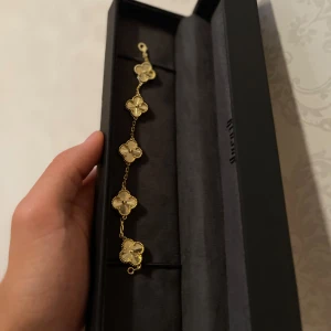 Fyrklöver armband från kejsar  - Helt nytt fyrklöver armband från kejsar, 18k guldpläterat och är 17 cm långt. Kejsar smyckeskrin tillkommer. Vid frågor kontakta mig!