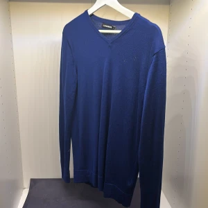 Stickad tröja J. Lindeberg - Stickad tröja från J.Lindeberg. Skick: 10/10. Nypris ≈ 1000kr.