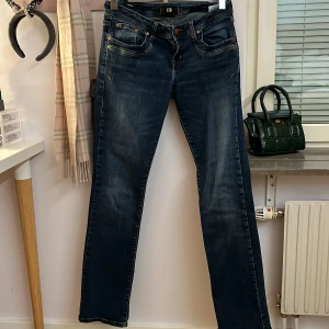 Mörkblå jeans från LTB - Säljer dessa jättesnygga mörkblå jeans från Ltb i storlek W28 L34 då de inte kommer till användning längre. Haft de i ca två år men de är ändå i jättebra skick och har inga skador förutom lite längst ner på ena benet💕
