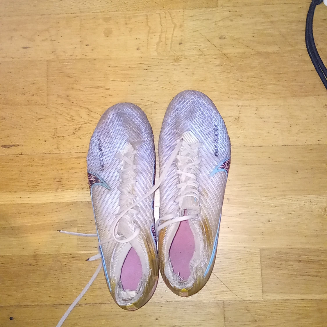 Flerfärgade fotbollsskor med snörning