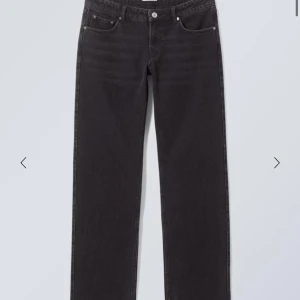 Low straight Arrow jeans från weekday - Nypris e 590 säljer endast för 70 då de blivit urtvättade o slitna. Kan gå ner lite yttligare i pris om de skulle önskas