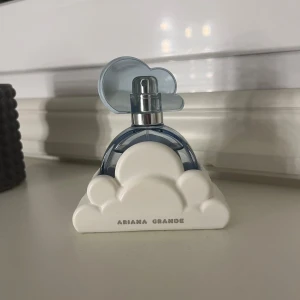 Parfym Cloud av Ariana Grande - Säljer parfymen Cloud av Ariana Grande, 30ml. Säljes då den inte kommer så mycket till användning. Pris kan diskuteras🩵