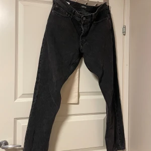 Svarta jeansbyxor Loose/Chris - Säljer ett par svarta jeansbyxor i storlek 31/32. Köpta på Jack and Jones men aldrig använda 