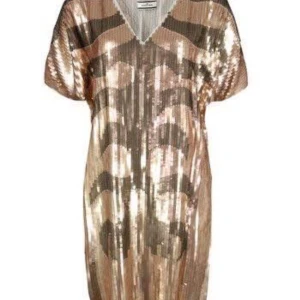 By Malene Birger, paljettklänning stl 36 - Klänning med paljetter från by Malene Birger. Storlek 36, men oversize i modellen, så den har fungerat bra på mig även då jag har haft större storlekar.  Bra skick. Någon enstaka paljett har lossnat, men inget som stör alltför mycket. Nypris runt 4000kr.  Se även mina övriga annonser. Jag samfraktar givetvis.  Kan annars hämtas hos mig på Kungsholmstorg.