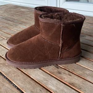 Bruna boots från Nelly  - Säljer ett par bruna boots. Helt nya och aldrig använda, från  Nelly. Mycket bra kvalitet och bekväma att ha på sig. Finns även i storlek 37