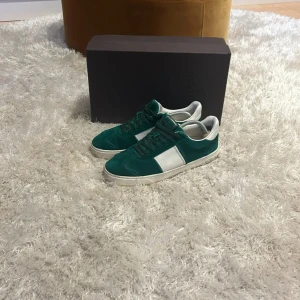 Valentino Flycrew - Snygga smaragdgröna Flycrew skor i bra kvalité . Låda ingår. OBS. En av spikarna saknas på baksidan. 