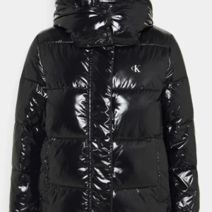 Calvin Klein jacka - Säljer min Calvin Klein jacka för den är för stor för mig tyvärr. Jackan är i toppskick men lappen är avklippt för tjejen jag köpte den av tog bort den. 