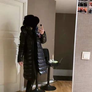 Moncler Moka Jacka Dam - Säljer min Moncler jacka jag köpt i butik. Använd max 10 gånger under 2 år! Som nytt skick. Storlek L men jag är en S/M så små i storlekarna! Nypris 19800. Kvitto, påse och tags finns kvar. 