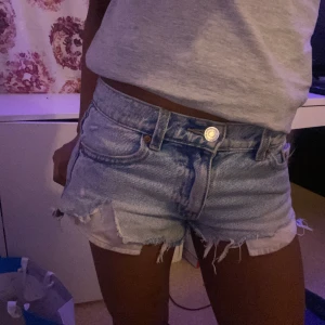 Blå jeansshorts - Såå snygga jeansshorts från Gina Tricot! Det står att de är i storlek 134 men passar som en 146/152 eller xxs skulle jag nog säga❤️ De är använda några gånger men i super bra skick! 