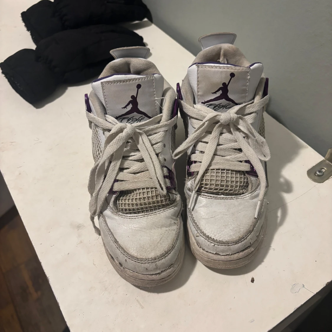 Vita Nike Air Jordans med lila detaljer - 90