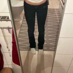 LTB jeanss🤩💓   - kollar intresset så tryck INTE på köp nu❤️sjukt snygga svarta/väldigt mörkblåa jeans💓storlek W27 L32 vilket motsvarar 38cm rakt över midjan och 79 i innerbenet jag är 163 och sitter bra men skulle nog passa någon som är någon cm längre🤩 Slriv vid frågor!