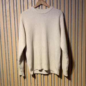 Grov Stickad vit tröja - En grov stickad vit långärmad tröja. Som håller värmen gott och ser riktigt snygg ut. Denna är av lite tjockare matrial och kommer från det gamla märket Peter storm. Kontakta mig vid frågor 💯✅