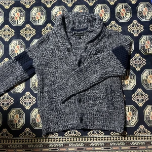 Stickad cardigan (S) - Säljer en unik och eftertraktad cardigan! Storleken är S och passar även så 🙌🏼. Skriv till min gällande frågor om pris eller liknande ! Skickas på 1-2 dagar ✅📦. 