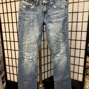 True Religion jeans  - Snygga slitna True Religion jeans i storlek 29. Var fel storlek så säljer vidare. 
