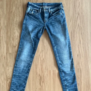 Ralph Lauren Polo Jeans company jeans - Ralph Lauren Polo Jeans company jeans i sliten look. Knappt använda. Står storlek 26/34 men de är uppsydda och har en innerbenslängd på ca 68 cm. Rökfritt hem.