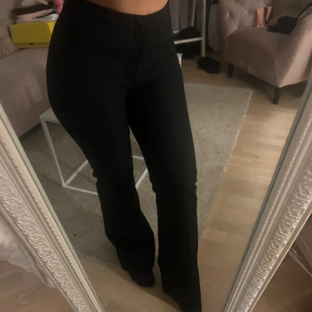 Snygga svarta byxor med hög midja och bootcut och långa ben. Jag är 173. Dessa byxor är aldrig använda . Farkut & Housut.