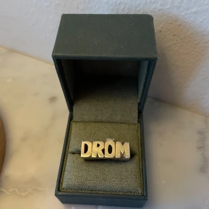 Maria Nilsdotter ring 'DRÖM' - Såå fin och cool ring från Maria Nilsdotter. Älskar denna men måste rensa mina smycken. Den har tappat lite färg men ingenting man tänker på! Går att ompletera om man vill 
