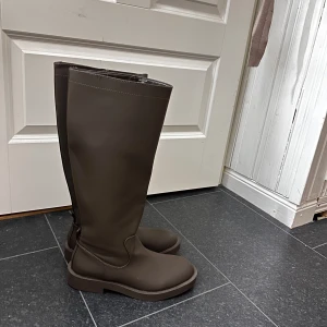  stövlar från Zara - Snygga  stövlar från Zara i en klassisk design. Perfekta för höst och vinter med en stilren look. Helt oanvända !