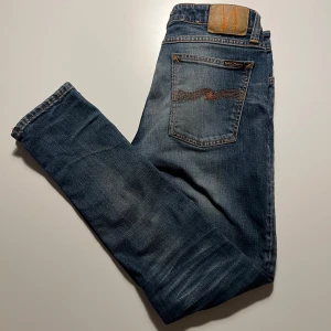 Nudie Jeans - Nu säljer vi dessa tvär feta Nudie Jeansen! Otroligt bra skick! Dessa är perfekt nu inför vintern❄️Modellen är skinny lin, tight fit! storlek 32/32. Tveka inte på att skriva vid fler frågor! Pris kan diskuteras vid snabb affär som vanligt🙌