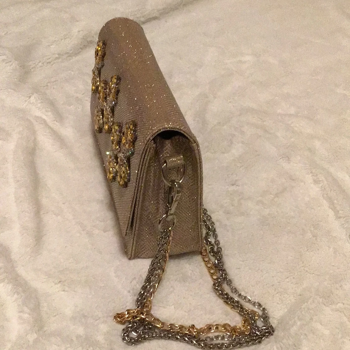 Glittrig guld axelväska med blommor - 92