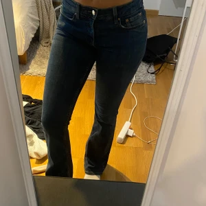 Mörkblå bootcut jeans  - Säljer ett par helt oanvända jeans från Gina. Medelhög midja, mörkblåa. Pris kak diskuteras på alla mina varor